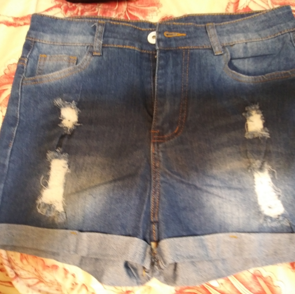 Mid waisted shorts.